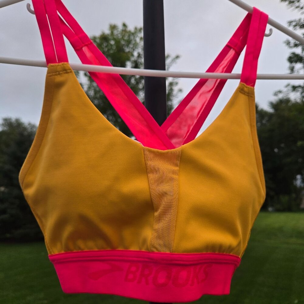 Brooks Drive Plunge Run Bra 2.0 in Sun Glow/Hyper Pink